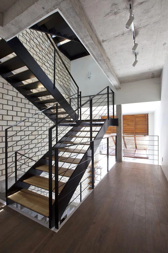 Tường và cầu thang sử dụng vật liệu thô, bền vững.