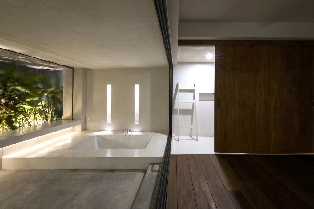 Phòng tắm có màu sắc tối giản.